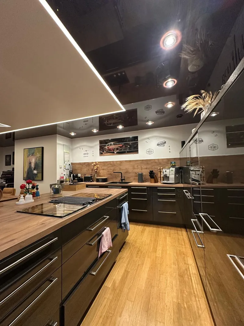 Elegante Spanndecke im Wohnzimmer